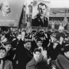 Las celebraciones del primer viaje espacial de un ser humano colocaron a Gagarin en pancartas al lado del mismísimo Lenin