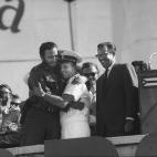 Yuri Gagarin, abrazado a Fidel Castro
