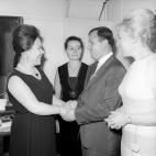 Gagarin (y su esposa Valentina al fondo) conociendo a la soprano italiana Renata Scotto, en el Teatro Bolshoi