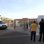 Varios periodistas, a la entrada del Hospital de Alcorcón.
