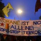 Hamburgo (Alemania). En la pancarta de apoyo, se lee: "¡Kobane no está solo! ¡Parad al EI, parar el terror!".