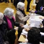 Tres hermanas ancianas acuden juntas a votar en la Escola Pere IV de la ciudad condal.