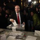 El líder del PSC, Miquel Iceta, en el momento de votar en su colegio electoral de Barcelona.