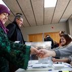 Una votante se identifica en la mesa electoral de la localidad de Vic para depositar su voto.