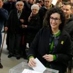 La candidata de ERC, Marta Rovira, ha votado por la mañana en un colegio de Vic entre aplausos y vítores de los presentes.