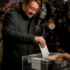El candidato de En Comu Podem, Xavier Domenech, vota en Barcelona.