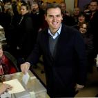 El presidente de Ciudadanos Albert Rivera, deposita su voto en el colegio electoral Santa Marta de L'Hospitalet de Llobregat.
