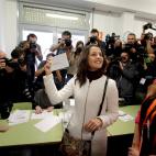 La candidata de Ciudadanos a la Presidencia de la Generalitat, Inés Arrimadas, vota en el colegio electoral Ausiàs March del barrio de Les Corts.