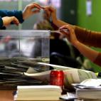 Una ciudadana ejerce su derecho a voto en el colegio Jaume I del barrio de Sants de Barcelona.&nbsp;
