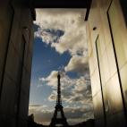 La mítica Torre Eiffel de París (que en su día también fue el edificio más grande del mundo) forma largas colas a cualquier hora del día, tanto un lunes como un domingo, tanto en marzo como en agosto. Son millones los turistas que suben a ...