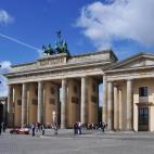 Es el monumento más famoso de Alemania y, sin duda, uno de los más famosos del mundo. La Puerta de Brandenburgo ha sido además escenario de algunos de los sucesos más importantes ocurridos en la Alemania del siglo XX, lo que le da un importa...