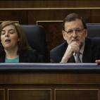 El presidente del Gobierno, Mariano Rajoy, y la vicepresidenta, Soraya Sáenz de Santamaría, durante la sesión del jueves en el Congreso, momentos antes de la comparecencia del líder del Ejecutivo para explicar lo acordado en la última reuni...