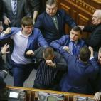 Varios diputados del partido nacionalista ucraniano Svoboda (Libertad) se lian a golpes con legisladores comunistas en el hemiciclo de la Rada Suprema de Kiev.