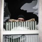 Un militante prorruso se asoma a la ventana de uno de los edificios ocupados del servicio de seguridad estatal de Luhansk (Ucrania). Los grupos armados que defienden la anexión a Rusia rechazaron esta semana la amnistía que ofrecía el Gobiern...