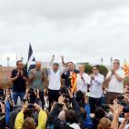 Los presos independentistas saludan a los simpatizantes que han acudido a las puertas de la cárcel.