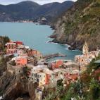 Otro pueblo de los Cinque Terre nombrado Patrimonio de la Humanidad. Además de su más que obvia belleza y sus acantilados, Vernazza tiene una ventaja que en muy pocos sitios se puede disfrutar: sus calles están cerradas al tráfico. Un pueblo...