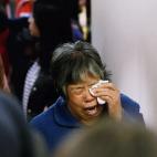 Un familiar de uno de los pasajeros de vuelo desaparecido llora en elHotel Lido de Pekín tras conocer que el avión se estrelló en el mar.
