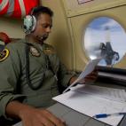 Fotografía facilitada este jueves 20 de marzo de 2014, que muestra al oficial del ejército del aire y coordinador táctico Imray Cooray, del escuadrón 10, que coordina la operación de búsqueda australiana del avión de Malaysia Airlines des...