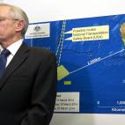 John Young, gerente general de la división de emergencia de la Autoridad de Seguridad Marítima Australiana (AMSA), delante de un diagrama que muestra el área de búsqueda deL vuelo MH370 en el sur del Océano Índico, durante una conferencia ...