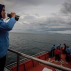 Personal del equipo de búsqueda y rescate de Indonesia otean el horizonte durante la búsqueda en la zona del mar de Andamán, en la punta norte de la isla indonesia de Sumatra.