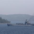 Buque de la Armada india INS Kesari, que participa en las operaciones de búsqueda del vuelo de Malaysia Airlines MH370, en su llegada a la base naval de Port Blair, capital de las islas Andaman y Nicobar, el 17 de marzo de 2014. India detuvo la...