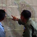 Oficiales de las Fuerzas Aéreas indonesias en la base militar de Medan planean la búsqueda de la aeronave en la zona de Malacca, entre Indonesia y Malaysia. Malasia se ha enfrentado a una tormenta de críticas por las contradicciones y la falt...
