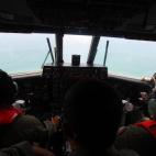 Pilotos de la Armada de Indonesia, durante la búsqueda del avión desaparecido.