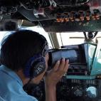 Personal militar rastrea el mar a bordo de un avión de las Fuerzas Aéreas vietnamitas, durante una de las primeras búsquedas realizadas poco después de desaparecer el avión, entre Malasia y Vietnam.