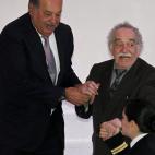 El multimillonario Carlos Slim ayuda con las escaleras al Nobel de Literatura en el museo Soumaya en México, el uno de marzo de 2011.
