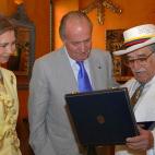Fotografía del escritor observado un regalo de los reyes de España Juan Carlos y Sofía el 26 de marzo de 2007.