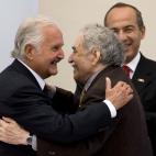 El escritor mexicano Carlos Fuentes abraza a Gabo bajo la mirada del expresidente de México, Felipe Calderon, durante un homenaje a Fuentes en su 80 cumpleaños, el 17 de noviembre de 2008.