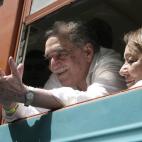 Gabriel García Márquez hace un gesto a su llegada en tren a Aracataca, Colombia, el 30 de mayo de 2007, en su primera visita al lugar de su nacimiento desde que ganó el premio Nobel de Literatura en 1982. A la derecha está su mujer, Mercedes...