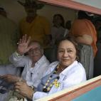 'Gabo' y su mujer saludan a los seguidores que los reciben a su llegada el 30 de mayo de 2007 a la ciudad natal del escritor, Aracataca, más de dos décadas después de su partida.