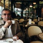 El autor colombiano posa en una cafetería parisina el 11 de septiembre de 1990.