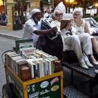 Un librero callejero de Cartagena de Indias charla con García Márquez en mayo de 2013.
