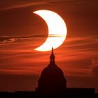 Vistas del Capitolio de EEUU durante el eclipse solar.