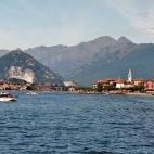 Puede que no sea el lago más popular de Italia ya que compite con los más conocidos: Garda y Como. Pero este lago, el segundo más grande del país, atrae a miles de visitantes en verano que desaparecen en otoño y dan paso a un espectacular e...