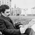 Gabo decidió huir a Barcelona, donde comenzó a escribir su nueva novela, El otoño del patriarca. Vargas Llosa le siguió hasta la ciudad catalana, se mudó al lado y publicó el que aún es considerado uno de los más exhaustivos y admirados ...