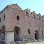 Kayakoy, también conocida como Livissi, es un pueblo fantasma ubicado a siete kilómetros de Fethiye. Reconvertido en pueblo-museo, aglutina cientos de ruinas de casas e iglesias de arquitectura griega. Su población pasó de 2.000 personas en ...