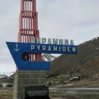 Pyramiden fue un asentamiento minero de carbón que los rusos adquirieron de Suecia a principios del siglo XX y que fue abandonado en los 90. La compañía rusa Arktikugol cerró la mina de carbón y dejó Pyramiden en 1998. Unos pocos ciudadano...