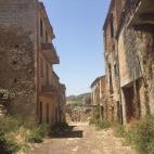 El pequeño pueblo de Poggioreale fue abandonado tras el gran terremoto del Valle del Belice en 1968, que acabó con las vidas de 400 personas y obligó a su restante población a desplazarse a un área más segura a varios kilómetros. "Ningu...