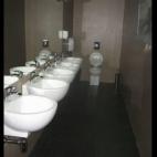 Lavabos por doquier... ¿Tal vez es el baño privado para alguien que AMA lavarse las manos?  (via damncoolpictures.com)