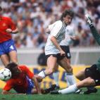 1984: Arconada salva un gol de España frente a Alemania en la Eurocopa.
