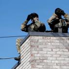 Dos policías vigilan desde un tejado el desarrollo de la prueba