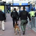 Varios policías vigilan por las calles de Boston