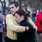 Una pareja se abraza antes del inicio de la maratón