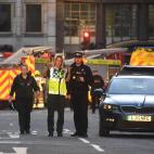 Policía en los alrededores del puente de Londres donde se ha producido el ataque.