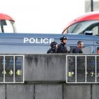 Polic&iacute;a en el puente de Londres tras el ataque.