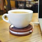 Galleta parece... calentador de tazas con USB es. Para que no tengas que levantarte ni a la cafetería.