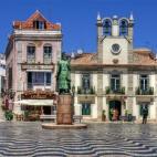 Cascais es uno de los pueblos más famosos del país, y razones no le faltan: está muy cerquita de Lisboa, a unos 25 kilómetros, tiene varios rincones y monumentos muy destacados, hay playas y buenas corrientes para los amantes de las olas y, ...